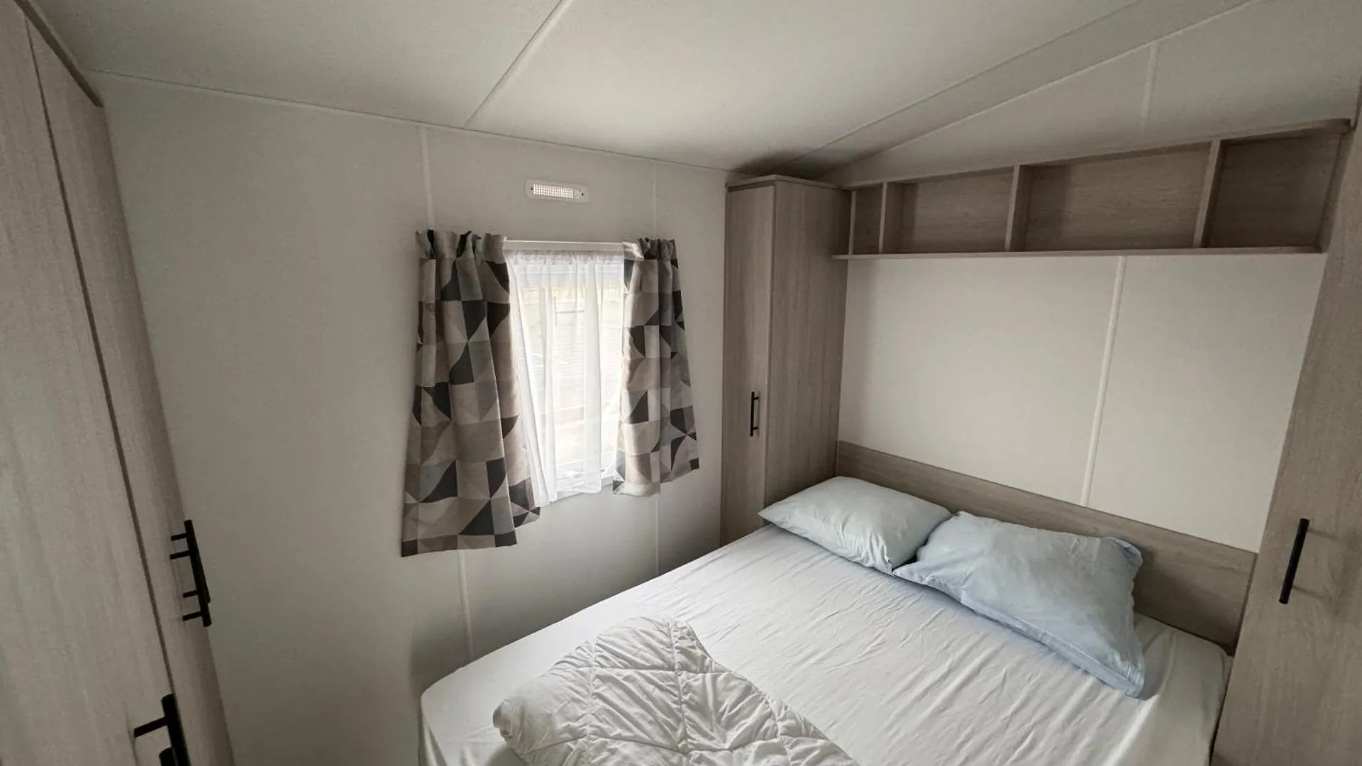 Camping Oasis Middelkerke 2-Slpk Caravan 'New Tropical' Hotel Ostend 0*,  Belgium